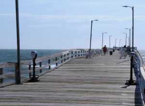 I didn't take a shot of the "toll booth"
they were charging $2.00 to walk on the pier. 

localize [?]